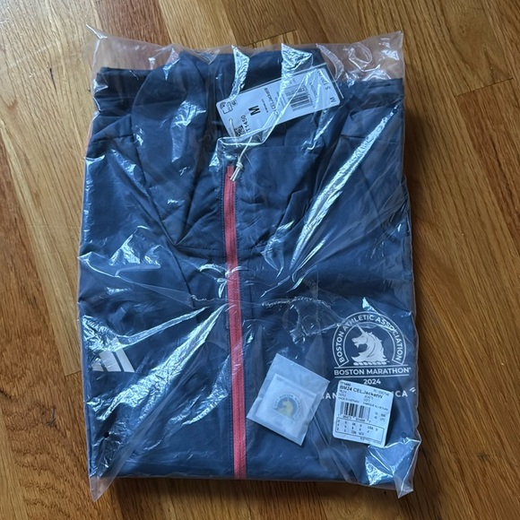 Adidas Running weatherproof jacket size M + exclusive 128th BAA marathon pin - Picture 3 of 6